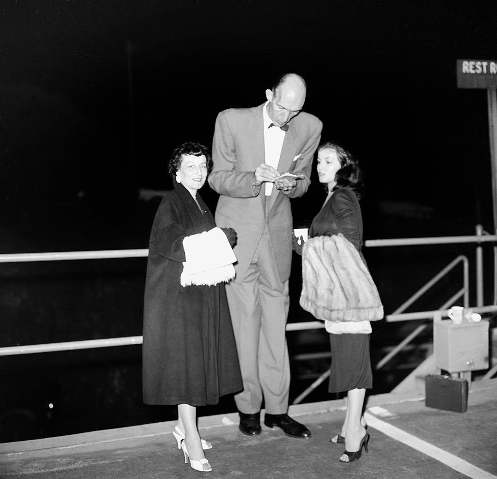 Joan Bradshaw poses with a tall man in Los Angeles, 1957
