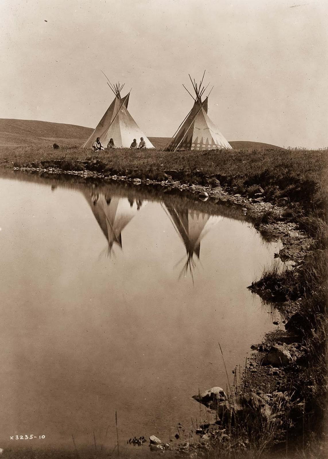 Piegan tepees. 1910.