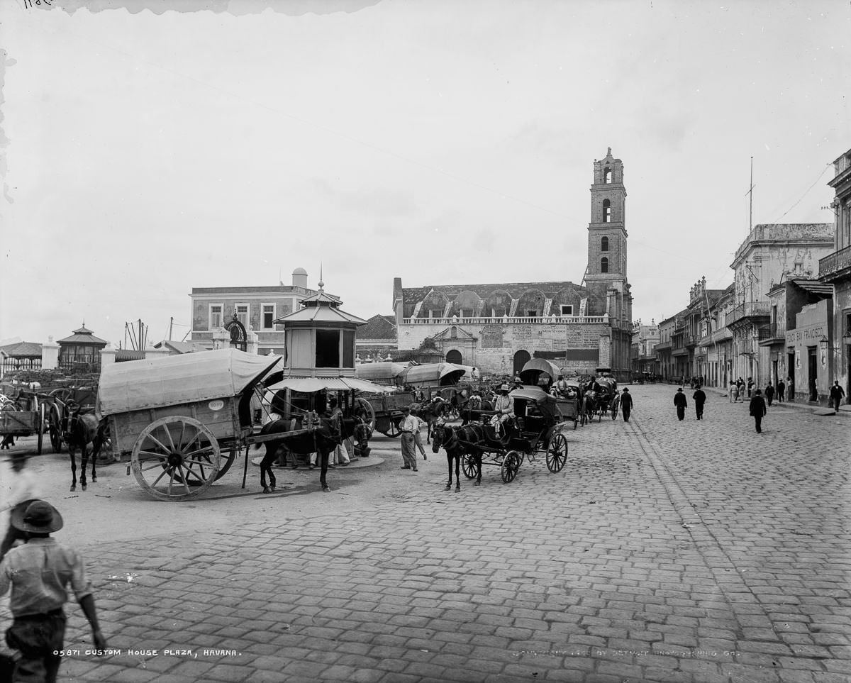 Custom House Plaza, Havana, 1900