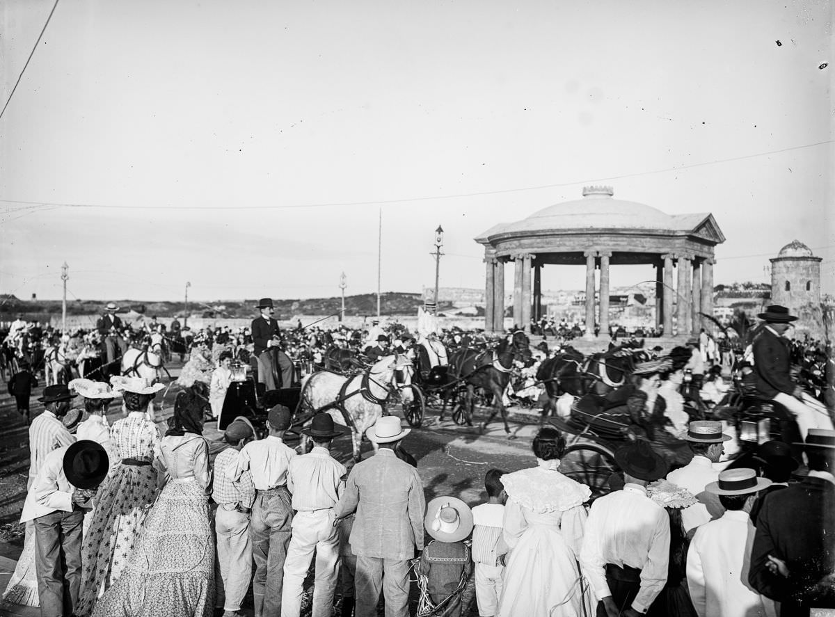 Crowds on the Malecón, Havana, 1900