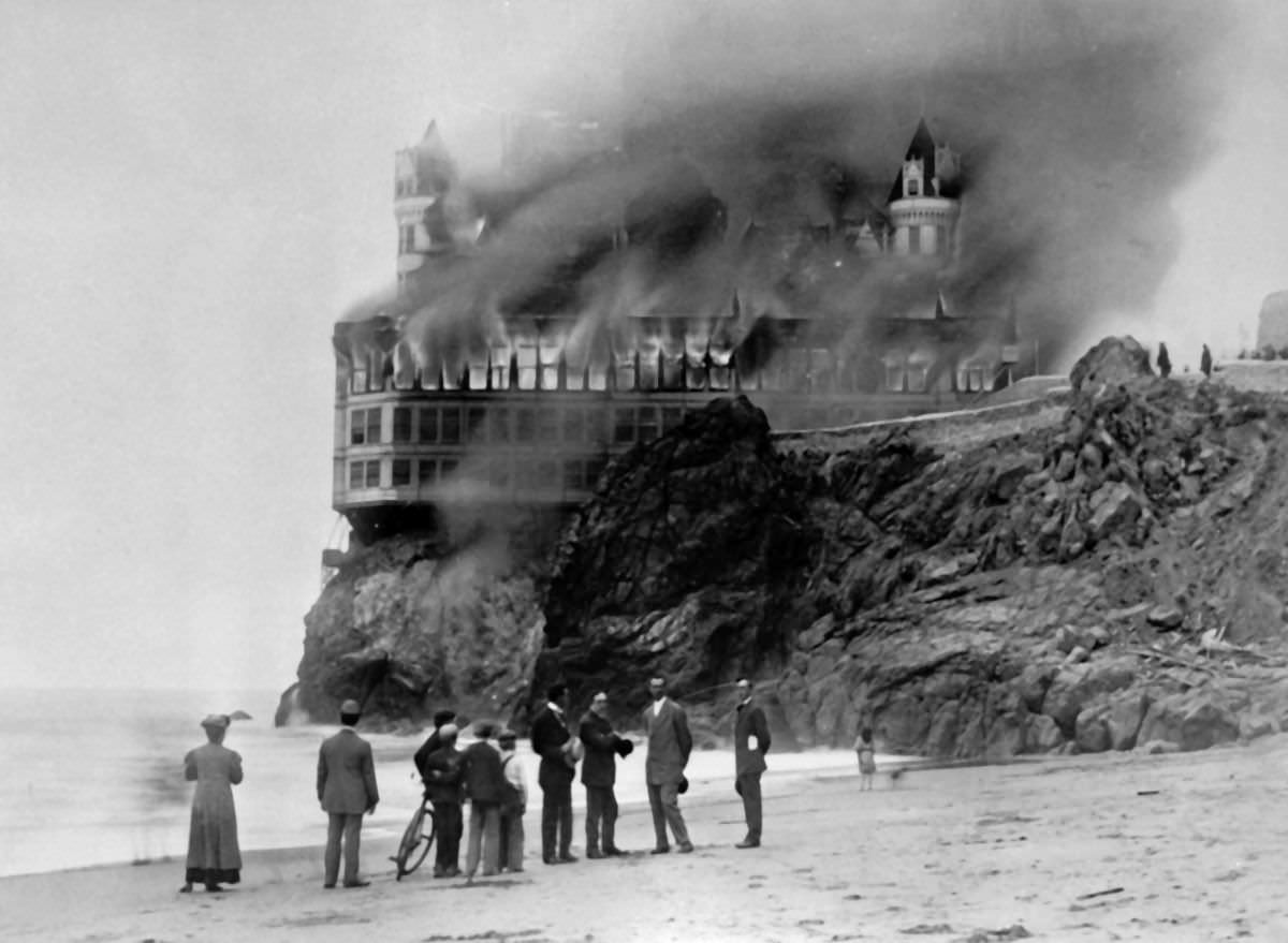 The Cliff House hotel burns, Sep 1, 1907