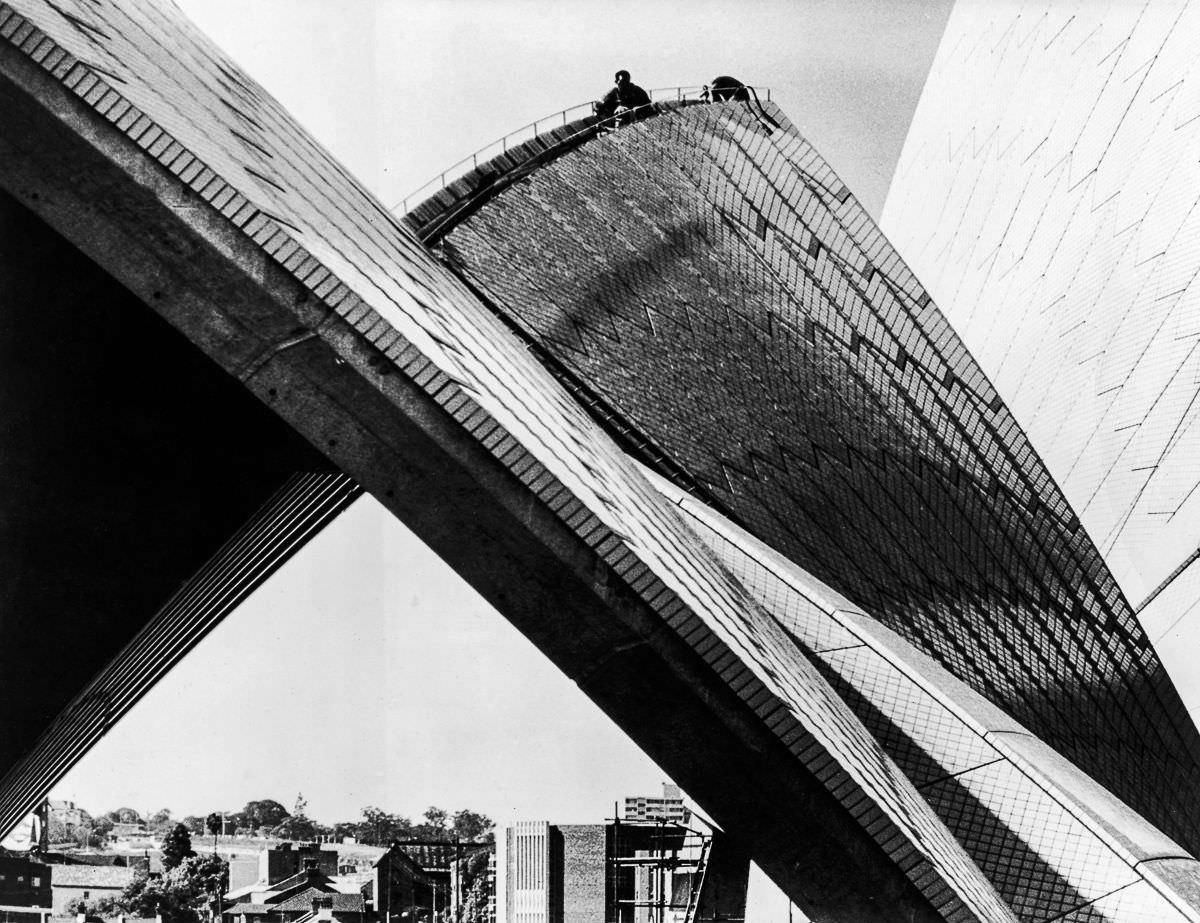 A kagyló azon része, amely a Sydney Operaház tetőjét képezi, és még építés alatt áll, 10 éves munka után, 1968. január.