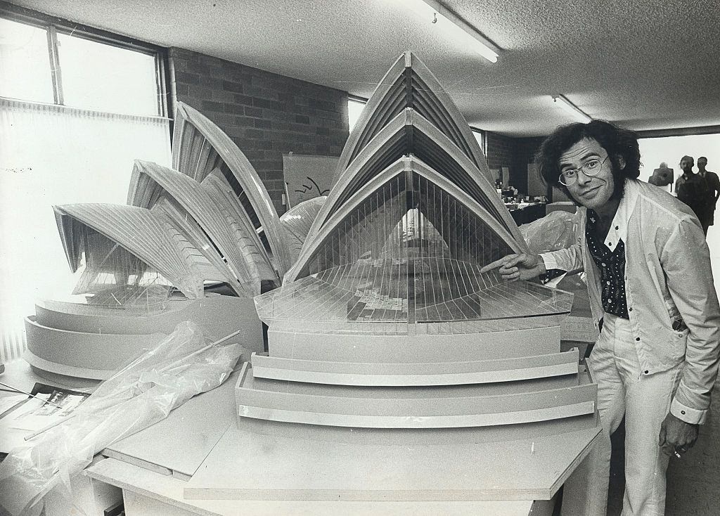 R.Consigli úr, a Sydney Operaház épületével kapcsolatos számos építészmérnök közül egy olyan modellpel látható, amely bemutatja az Operaház főtermeit, amint az készen áll, 1969. decemberében.