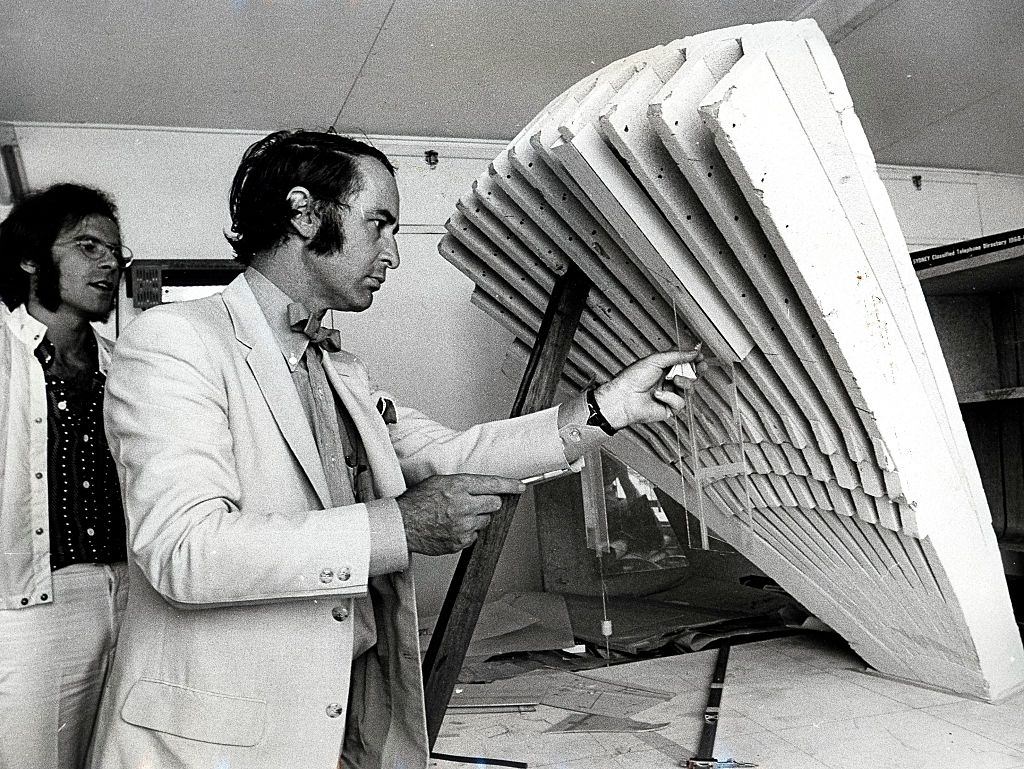 Designer építész, Peter Hall, jobbra és R. Consigli, a Sydney Operaház modelljével, 1969. december 8.