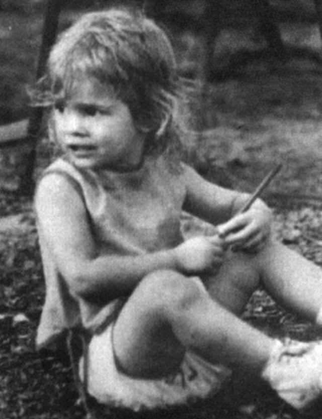 4-years-old Julia Roberts playing