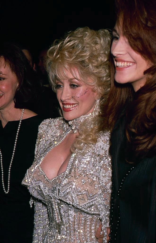 Julia Roberts with Dolly Parton in New York City, 1989