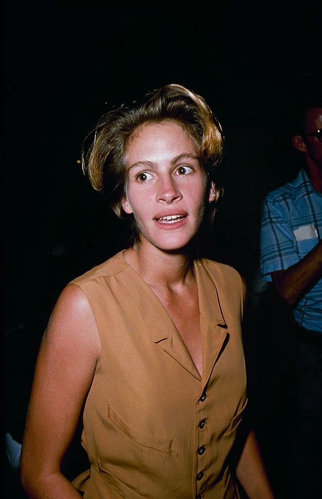 Julia Roberts in yellow dress, 1990