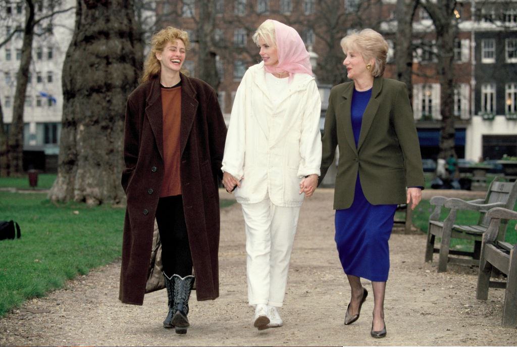Julia Roberts with Daryl Hannah and Olympia Dukak, 1990