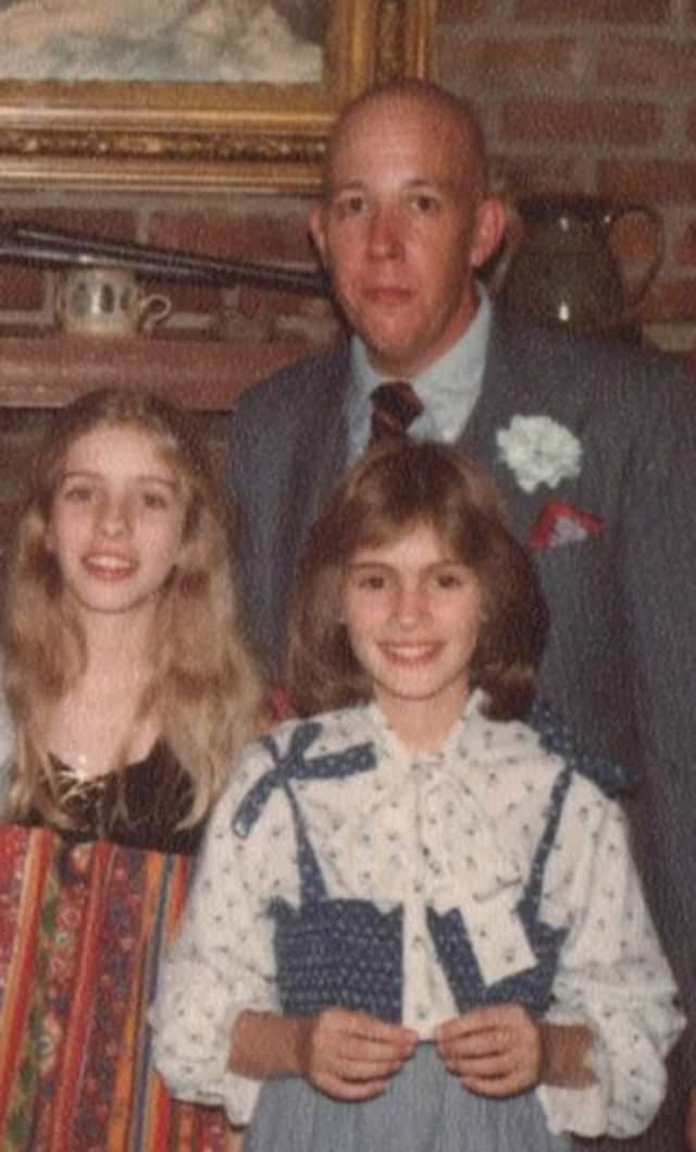 Julia Roberts with her father and sister, 1979