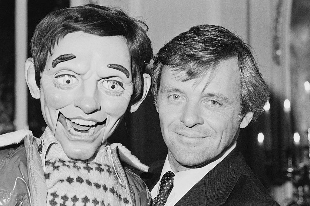 Anthony Hopkins pictured with the ventriloquist dummy named Fats from the film Magic in London on 22nd January 1979