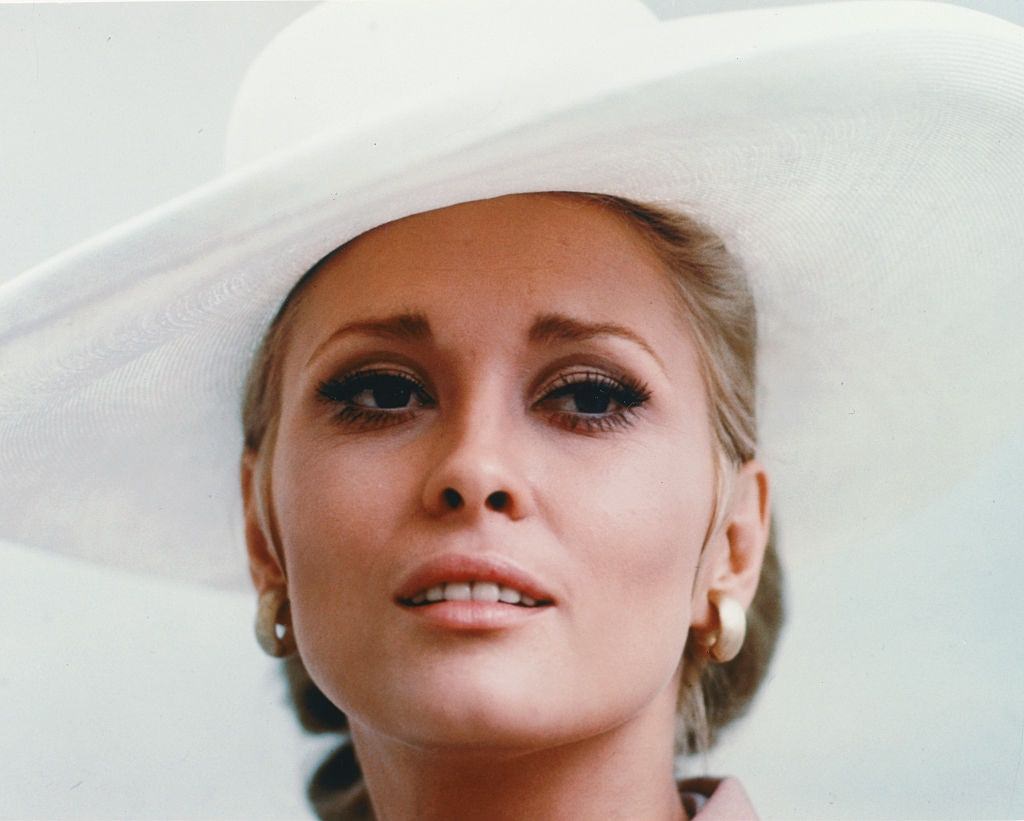 Faye Dunaway wearing a white hat, 1968