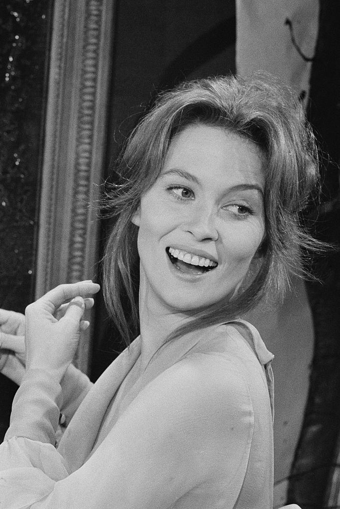 Faye Dunaway on the set of La Maison sous les Arbres, 1970