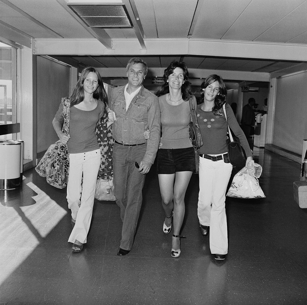 Jamie Lee Curtis (right) with her family Tony Curtis, Kelly, Leslie at the London Airport, 1971