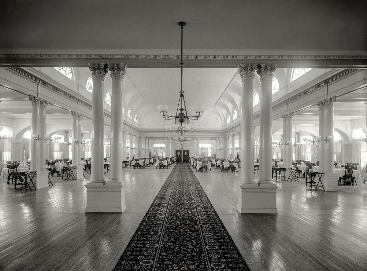 Dining room, Hotel Royal Poinciana, Plam Beach, Florida, 1894