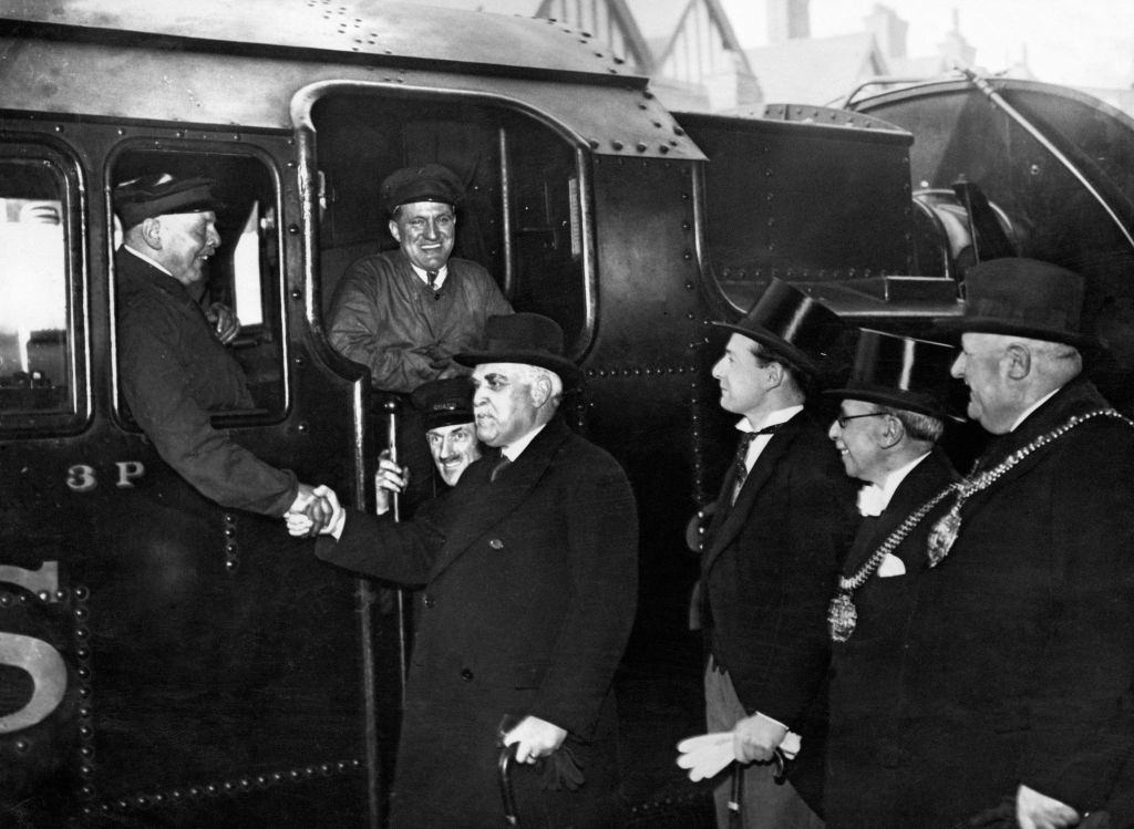 King George VI. of England visit an air raid shelter at the British industrial exhibition in Birmingham, 1938.