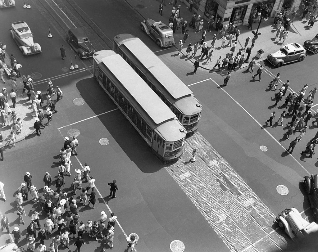 NY-Overhead view of pedestrians and traffic at 42nd St. and Fifth Avenue, 1930s.