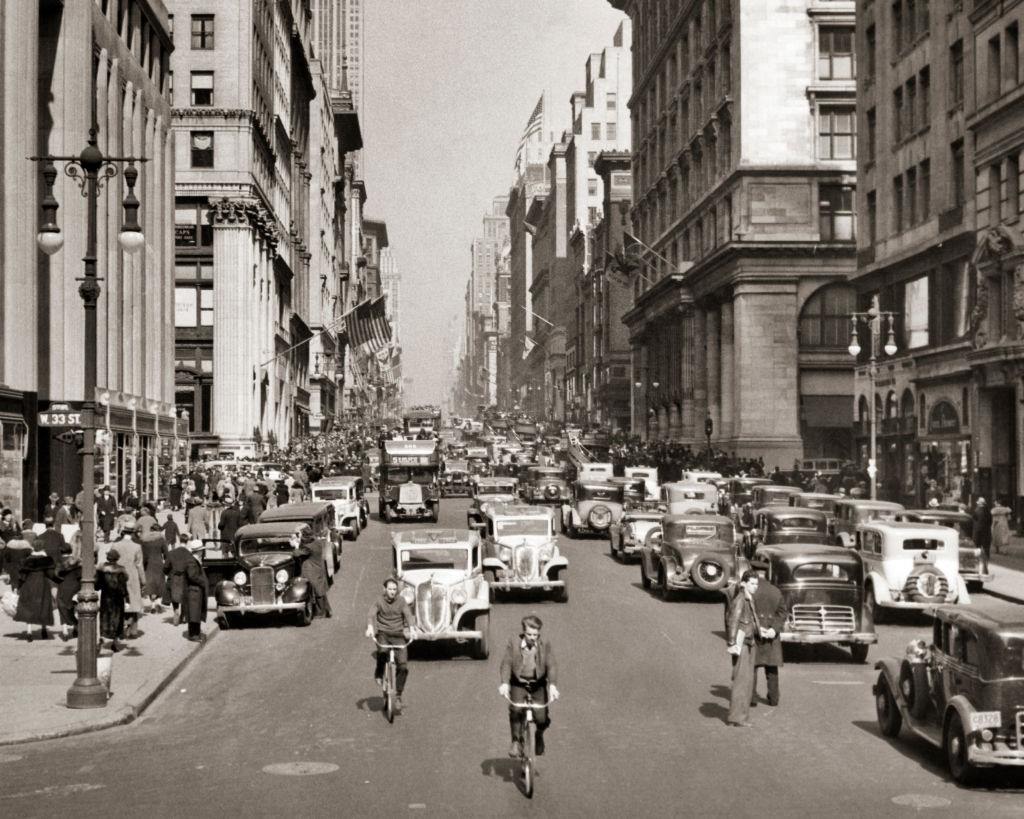 Two way automobile traffic on fifth avenue at 33rd street, Manhattan, NYC, 1930s.