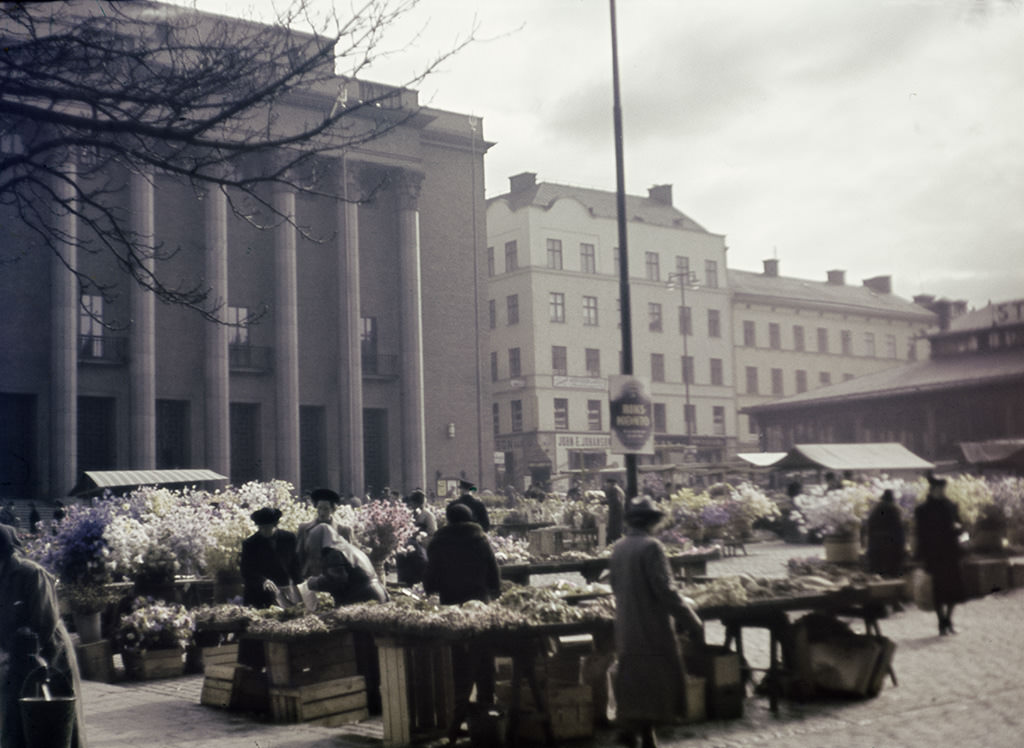 Marketing at Hötorget (the Haymarket) in Stockholm City. To the left is the Stockholm Concert Hall, 1943
