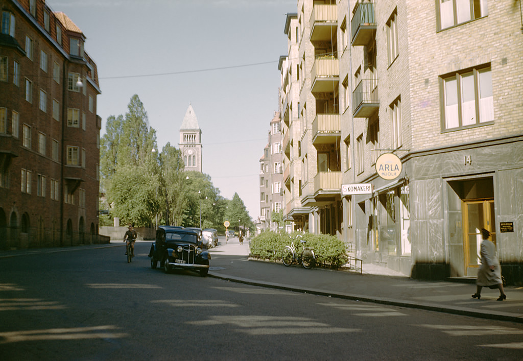 Geijersgatan street in Gothenburg. In the background is Vasa church, 1948