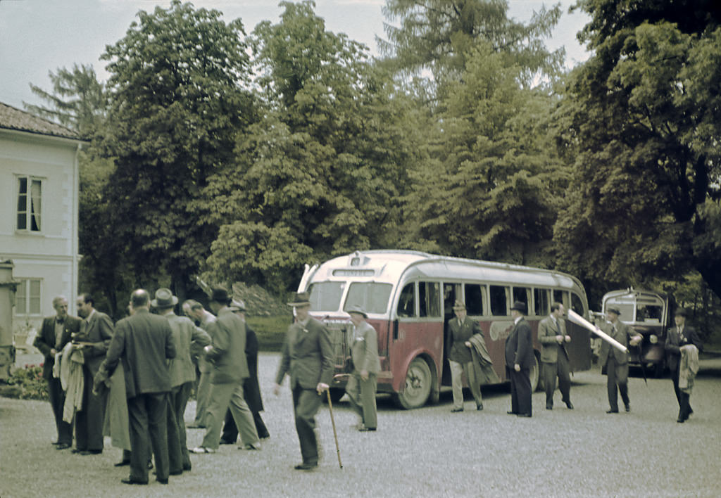 Men at a bus in Eskilstuna, 1942