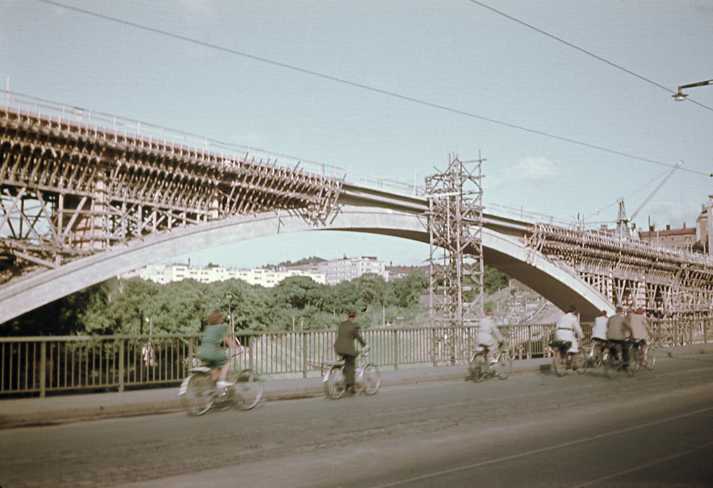 Construction of a new bridge at Skanstull in the southern part of Stockholm city, 1945