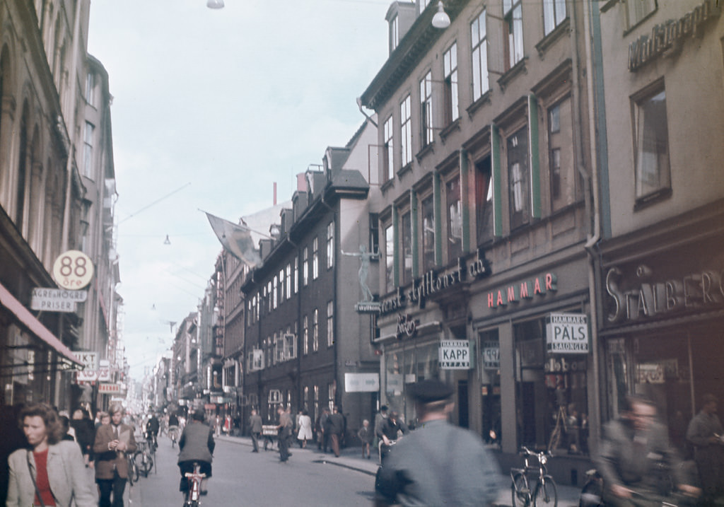 Drottninggatan street, at the junction with Brunkebergsgatan street in Stockholm city, 1944