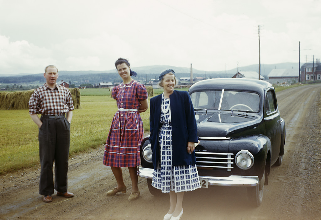 On the way to Norway. Gustaf, Carin, Lilly and a Volvo PV, 1948