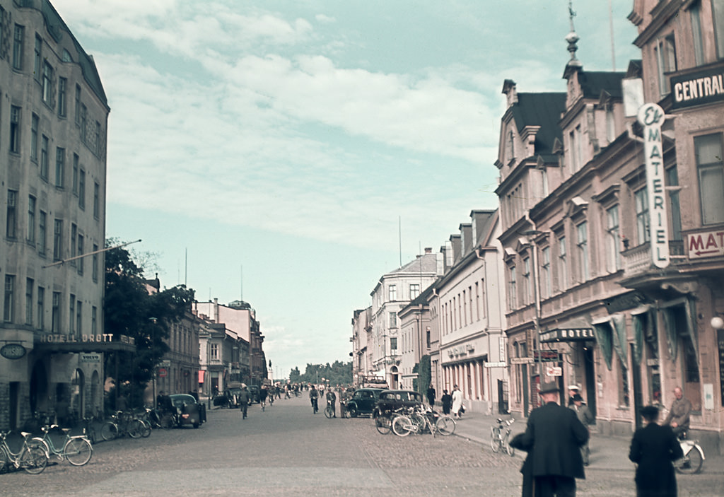 Järnvägsgatan (Railway street) in Karlstad and Hotel Drott to the left, 1943