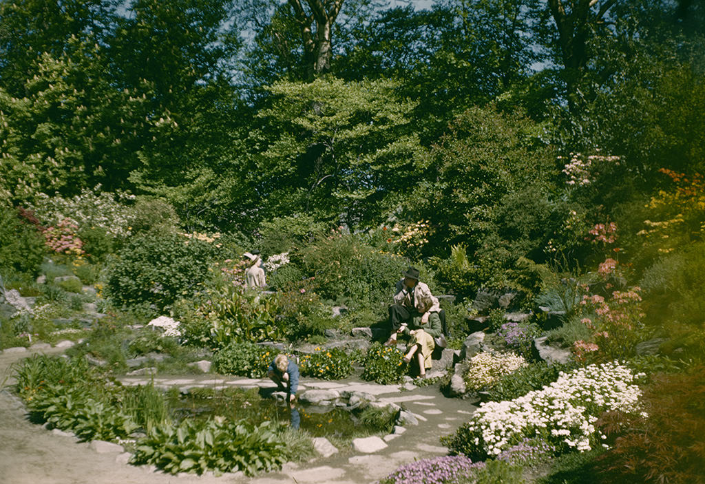 People in the park of Trädgårdsföreningen, The Garden Society of Gothenburg, 1948