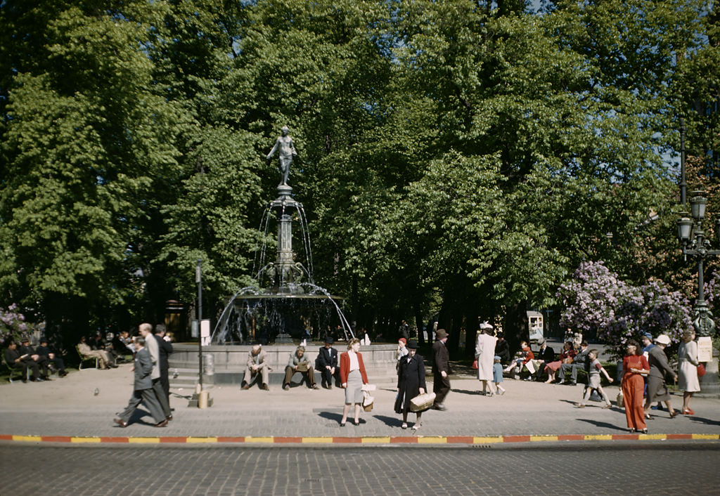Brunnsparken (The Baths Park) in Gothenburg, with the statue “The sowing woman” popularly called “Johanna in the Baths Park”, 1944