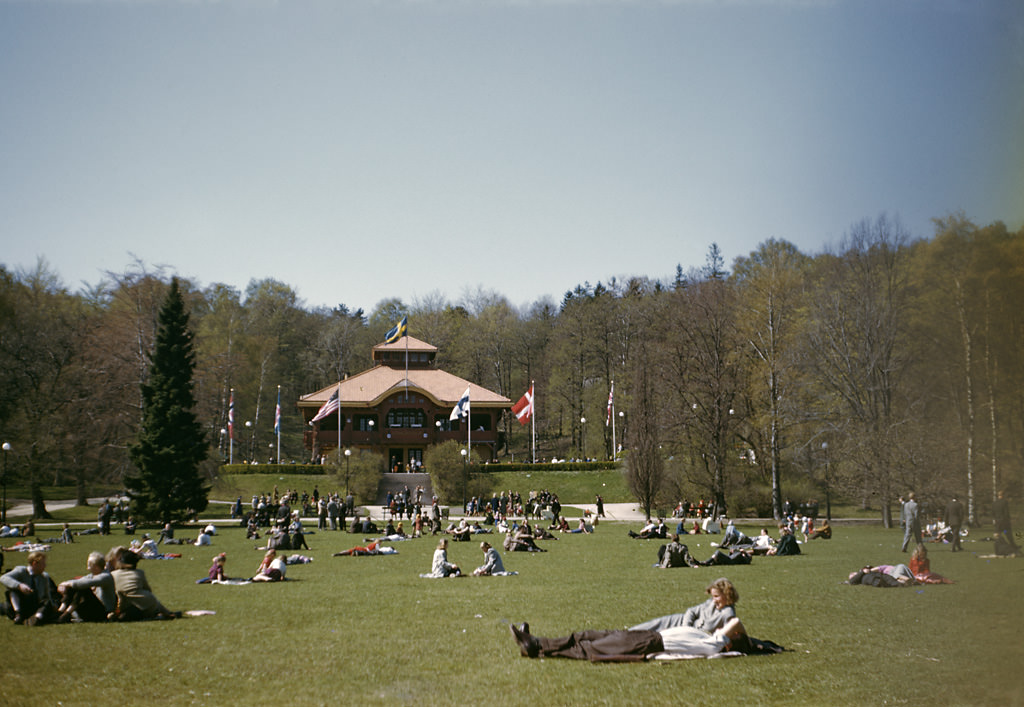 People in Slottsskogen (“Castle Forest”) in Gothenburg. The building is the Large Restaurant from 1906, more known as Björngårdsvillan (The Bear-Garden Villa), 1948