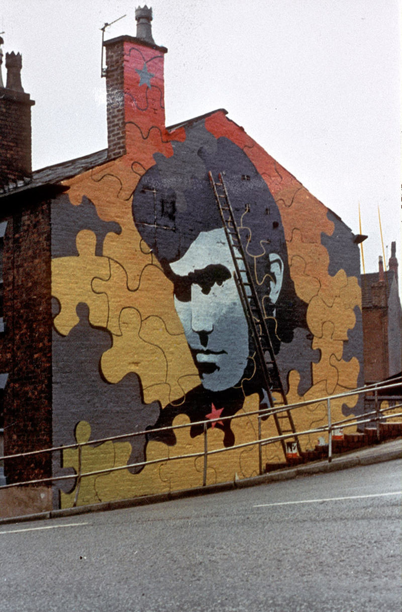 Mural depicting Alvin Stardust on the gable-end of terraced houses in Heywood, in the early 1970s.