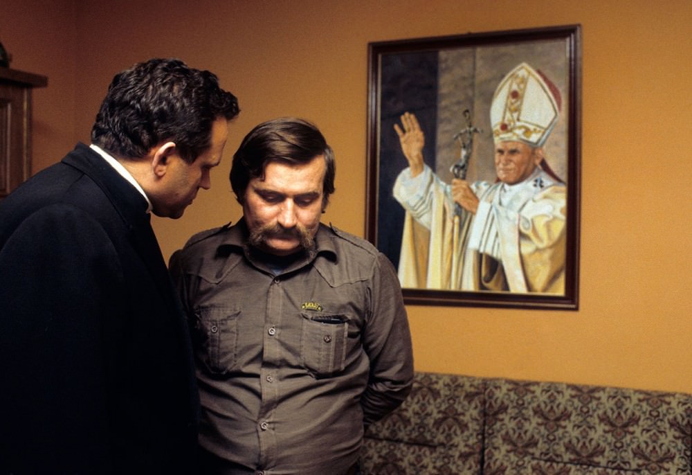 Lech Wałęsa, Pope John Paul II and Fr. Henryk Jankowski at Wałęsa'a home in Gdańsk, 1982.