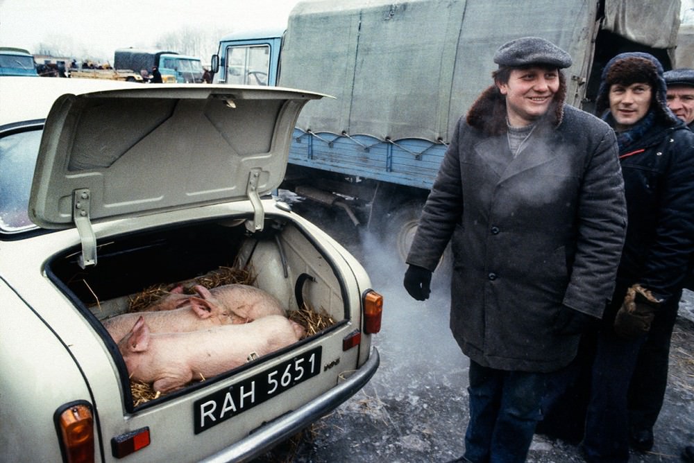 Outdoor market in Grójec, during martial law, 1982.