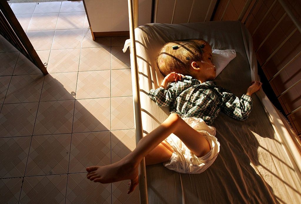 Pham Thi Phuong, 10 years old, lays on his bed at the Tu Du Hospital May 2, 200