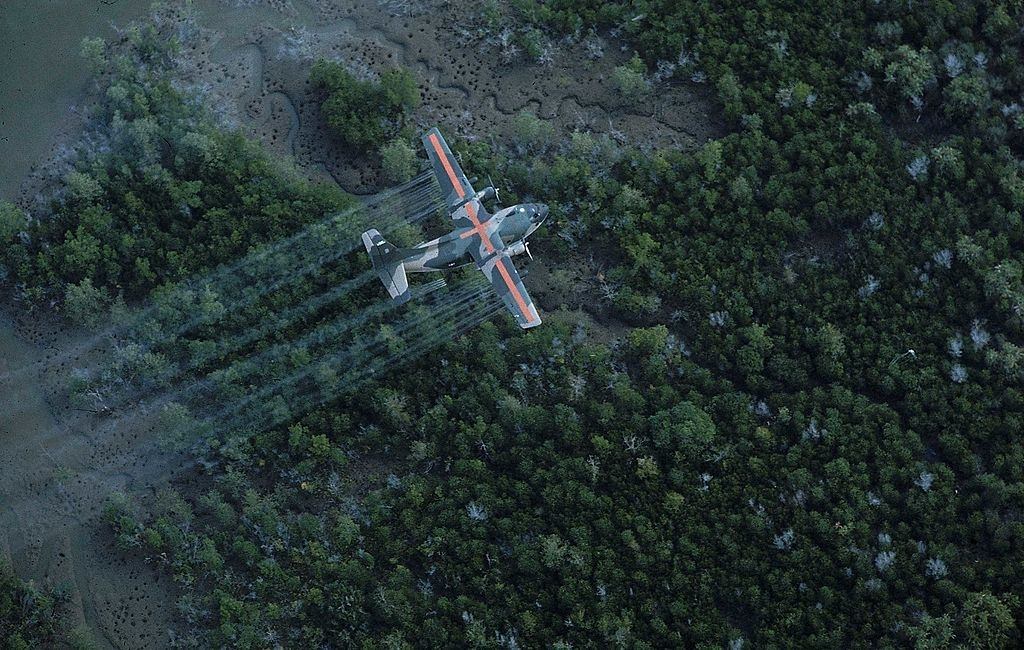 USAF UC 123K repülőgép, amely permetezi dioxin-szennyezett gyomirtó szert / fertőtlenítő szert Orange, vietnami háborús védelmi intézkedés, 1970