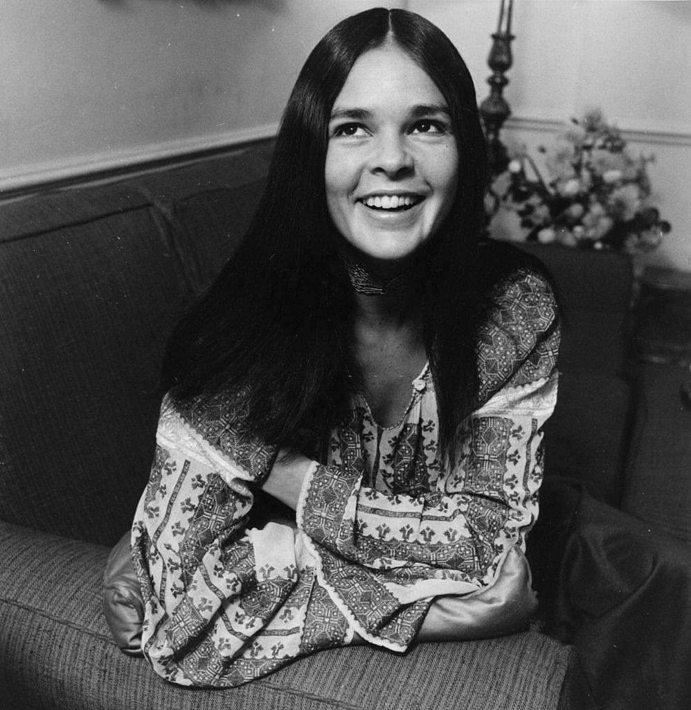 Ali MacGraw smiling, January 1960