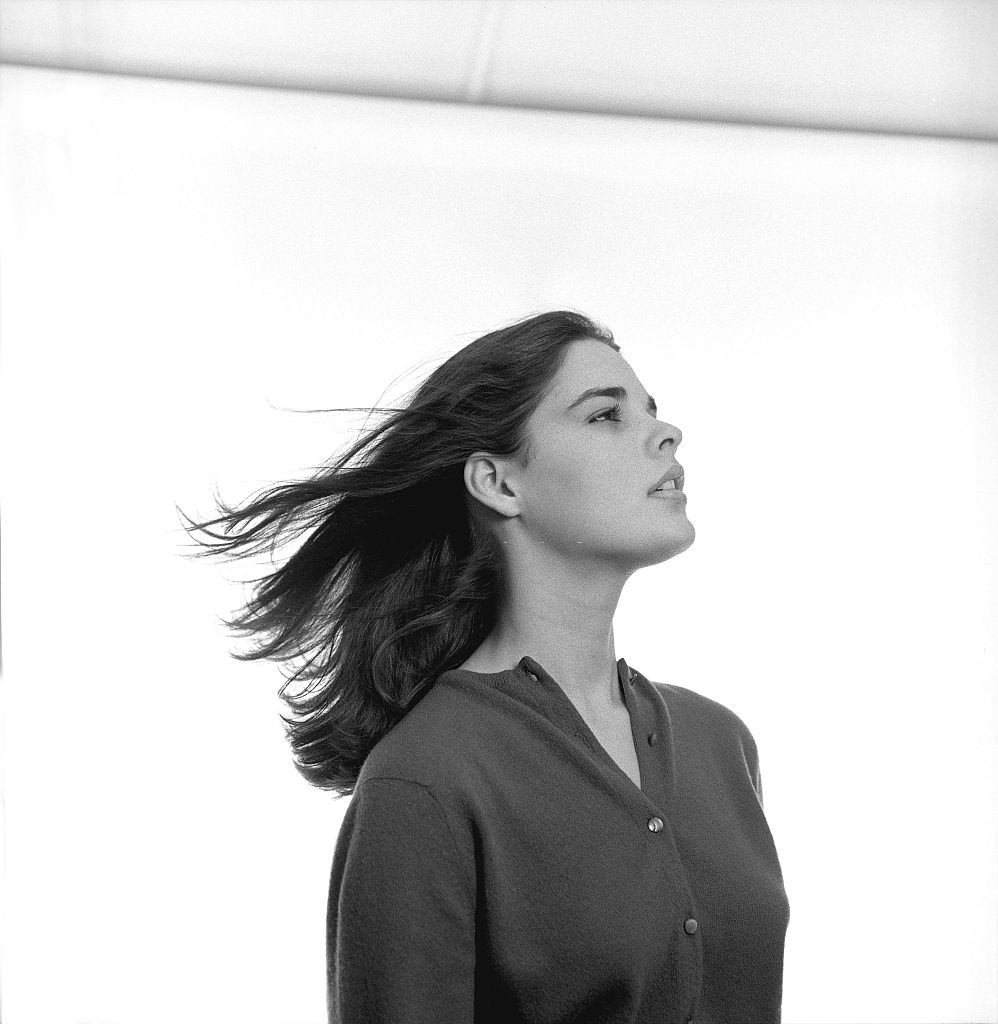 Young Ali Macgraw in New York City, 1960