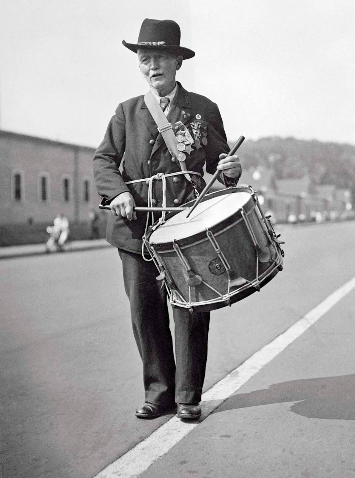 Washington, D.C. – Captain R.D. Parker, age 90, who played a drum at Lincoln’s inauguration, as he took part in the final parade of the Grand Army of the Republic in Washington, D.C., closing the 70th annual encampment. The Grand Army of the Republic was an organization founded in 1866 for veterans