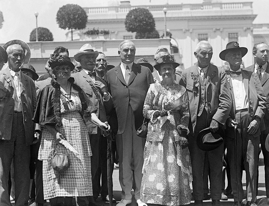 President Harding receives veterans of the Confederate Army who have been attending their annual reunion at Richmond, Va. 1922