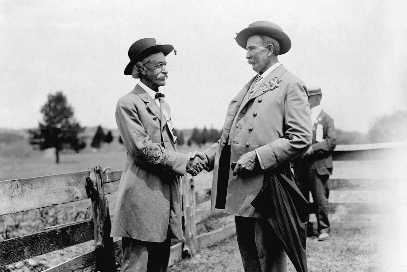 Manassas, Virginia — Veterans of the Civil War meet on the Bull Run Battlefield for a reunion celebration. 1913.