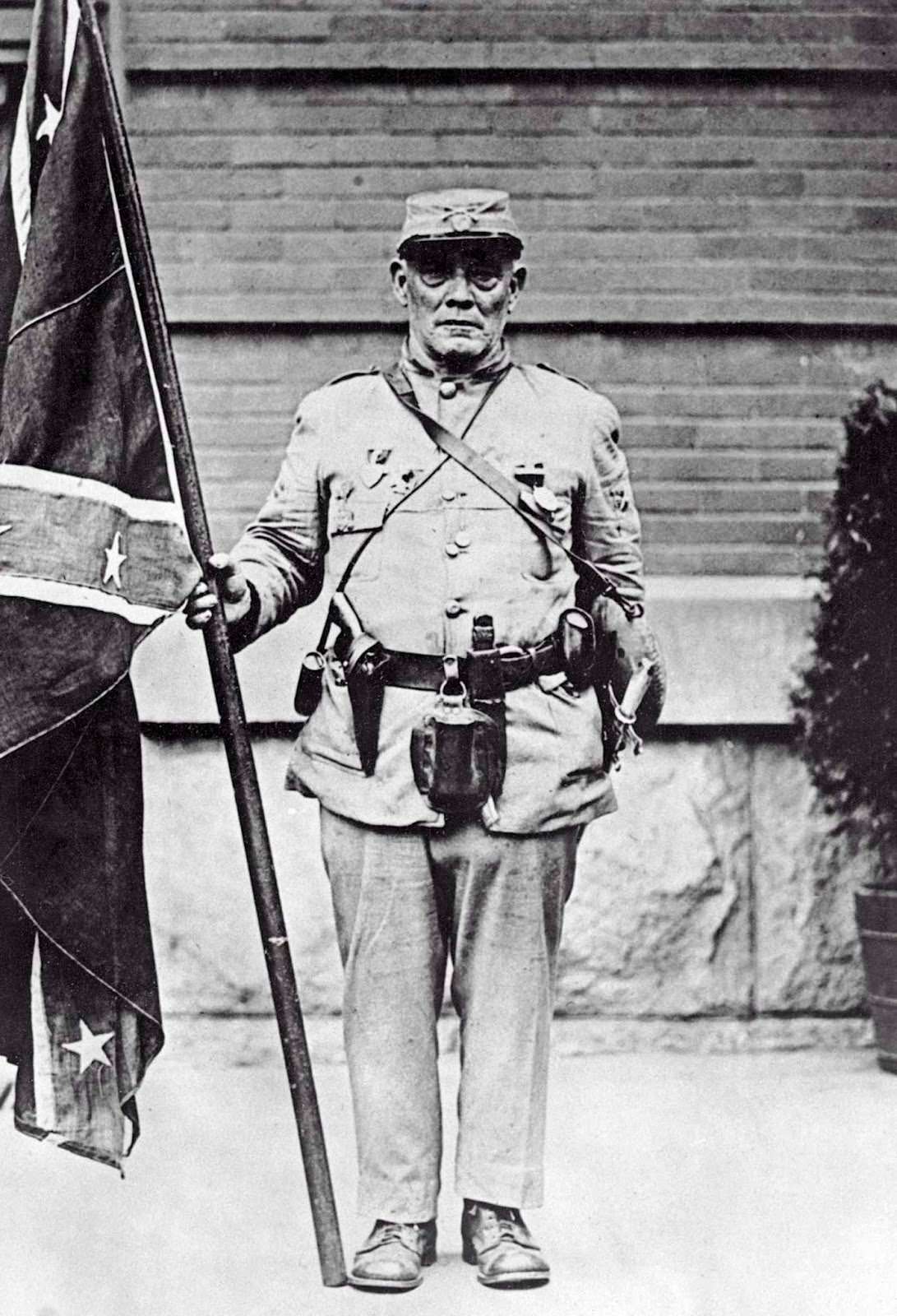 Richmond, Virginia — J. F. Griffin, at 81 the last surviving member of the Louisiana Tigers, holds a Second Naval Jack flag at the 32nd Annual Reunion of the United Confederate Veterans at Richmond. 1922.