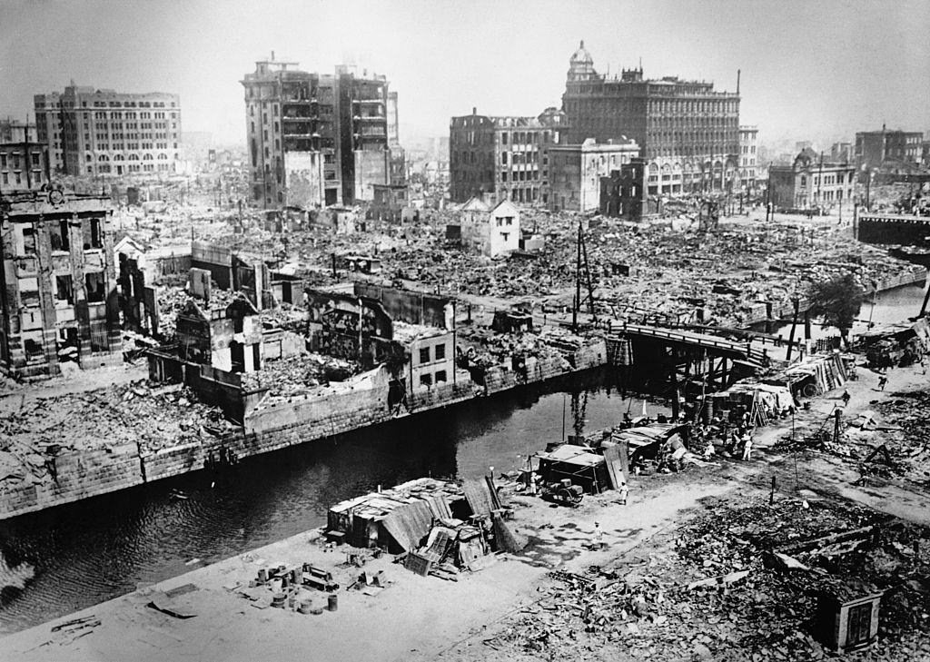 A pusztítás jelenete, amely a Nihombushi romjait, Tokiót mutatja be az 1923-as földrengés után.