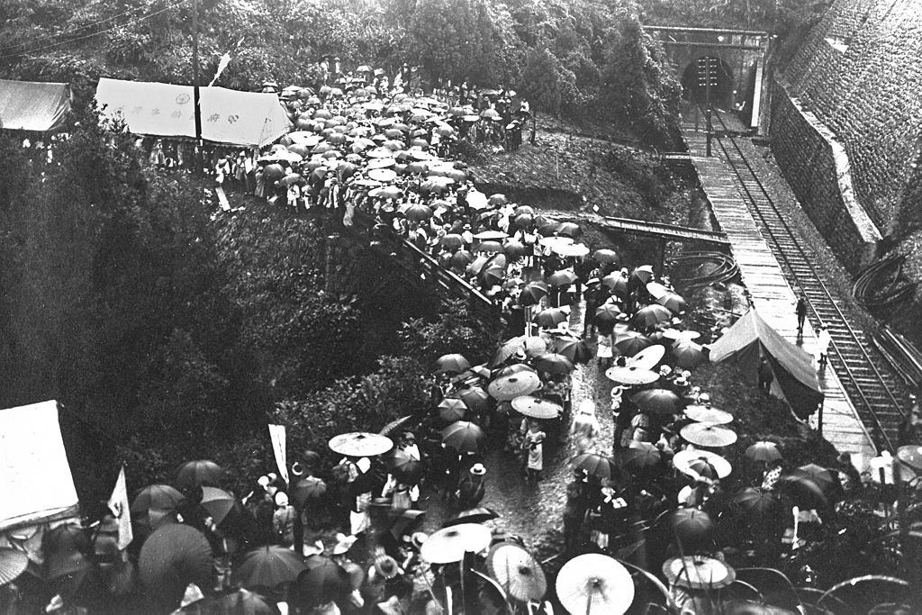 The earthquake survivors walk to cross the mountains to evacuate from Tokyo and Kanagawa.