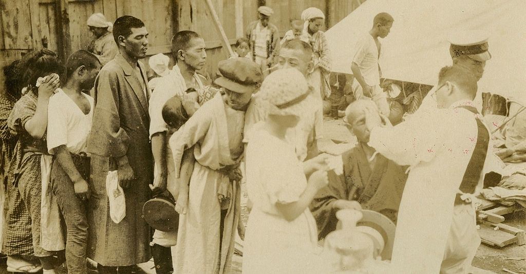 A túlélők sorban állnak az ideiglenes orvosi központ gyógykezeléseire az 1923 szeptemberében lezajlott nagy Kanto földrengés után