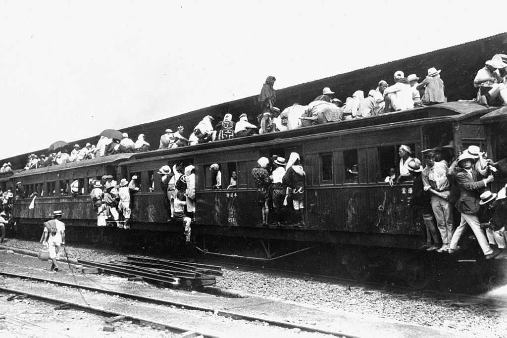 People trying to evacuate from Tokyo gather at Tabata Station after the Great Kanto Earthquake.