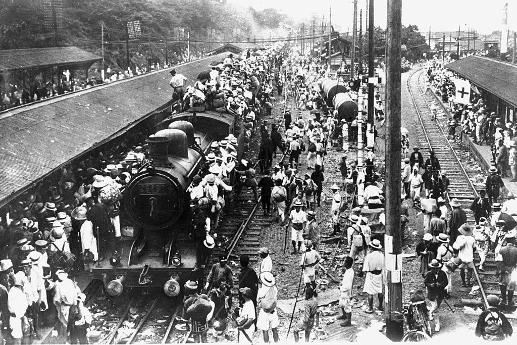 People trying to evacuate from Tokyo gather at Nippori Station after the Great Kanto Earthquake.