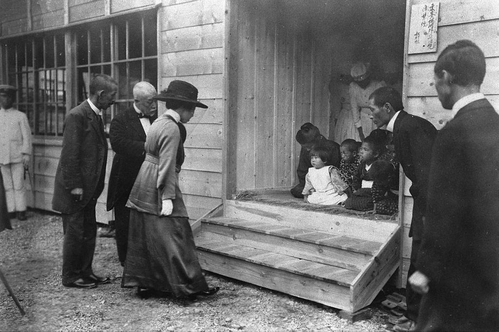 Empress Teimei visits a temporary hospital after the Great Kanto Earthquake in October 30, 1923.