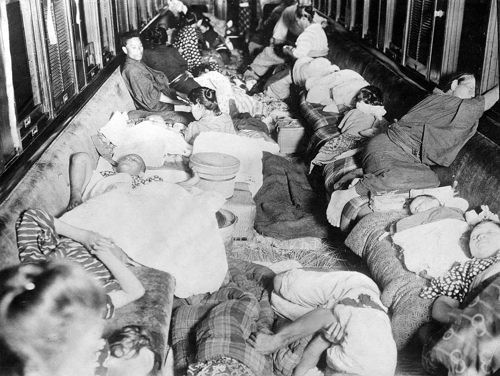 A földrengés túlélői egy vasúti kocsiban alszanak, Japán, 1923.