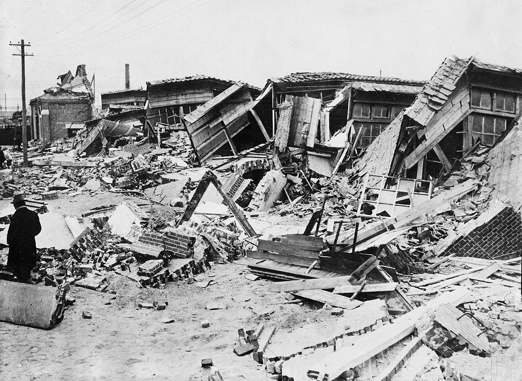 Összeomlott házak az 1923-as földrengés után.